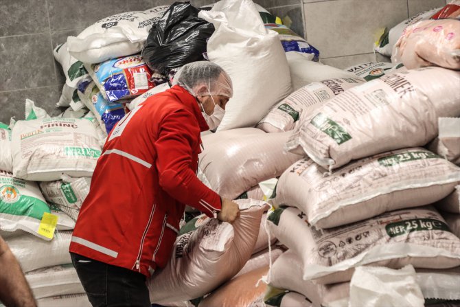 Türk Kızılay, deprem bölgelerinde yemek hizmetine devam ediyor