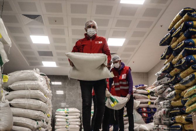 Türk Kızılay, deprem bölgelerinde yemek hizmetine devam ediyor