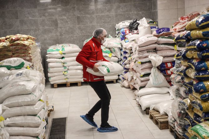 Türk Kızılay, deprem bölgelerinde yemek hizmetine devam ediyor