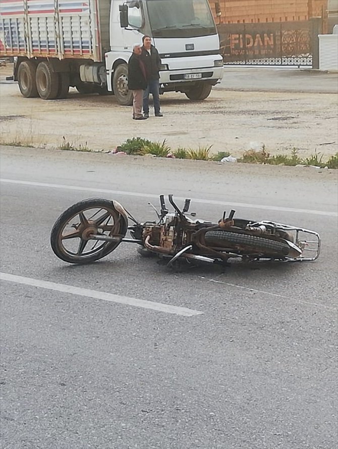 Afyonkarahisar'da otomobilin çarptığı motosikletteki baba öldü, oğlu yaralandı