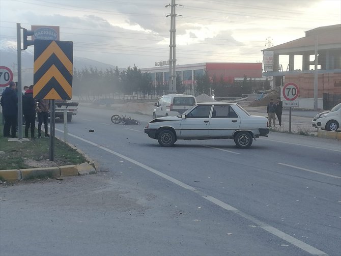 Afyonkarahisar'da otomobilin çarptığı motosikletteki baba öldü, oğlu yaralandı