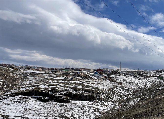 Ardahan ve Kars'ta karla soğuk hava etkili oldu