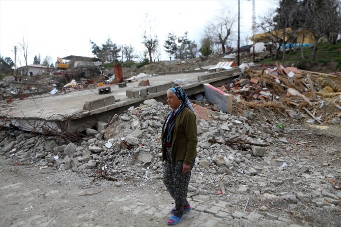 Depremde eşini kaybeden kadın yaşadıklarını anlattı