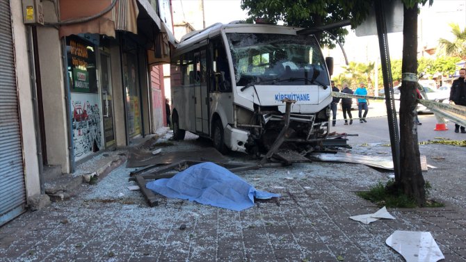 Adana'da dolmuşun durakta bekleyenlere çarpması sonucu 1 kişi öldü, 7 kişi yaralandı