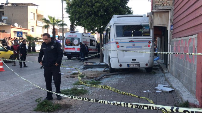 Adana'da dolmuşun durakta bekleyenlere çarpması sonucu 1 kişi öldü, 7 kişi yaralandı