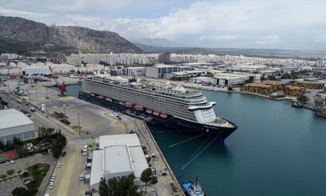 Antalya'ya bu yıl "yüzen oteller" ile 40 bin yolcu bekleniyor