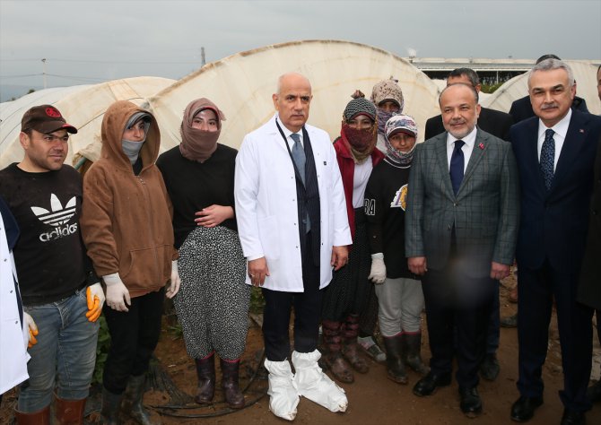 Bakan Vahit Kirişci, Aydın'da çilek hasadında konuştu: