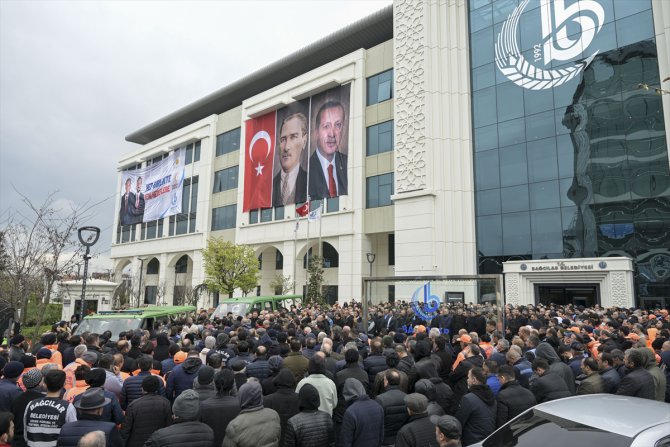 Deprem bölgesi dönüşü kazada ölen Bağcılar Belediyesi çalışanları, son yolculuğuna uğurlandı