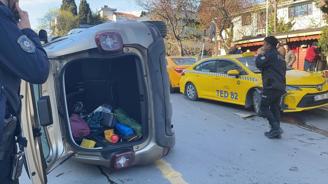 Kadıköy'de park halindeki taksiye çarpan otomobildeki 2 kişi yaralandı