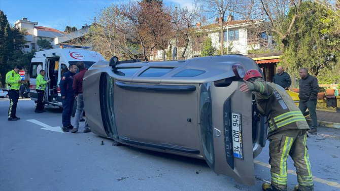 Kadıköy'de park halindeki taksiye çarpan otomobildeki 2 kişi yaralandı