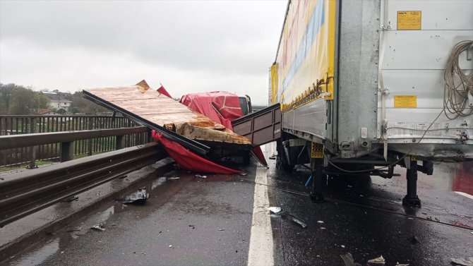 Kuzey Marmara Otoyolu'ndaki kazalar nedeniyle trafik aksadı