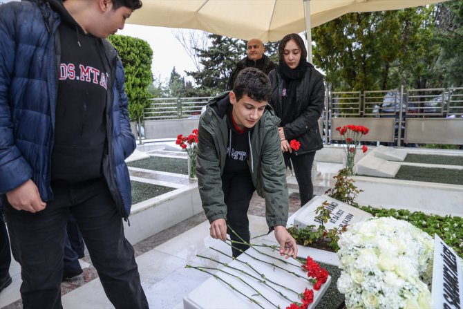 Sakıp Sabancı, kabri başında anıldı