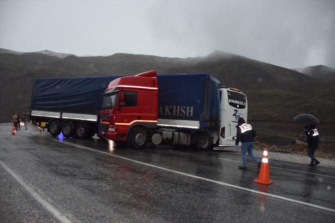 Hakkari'de 3 aracın karıştığı kazada 3 kişi öldü, 3 kişi yaralandı