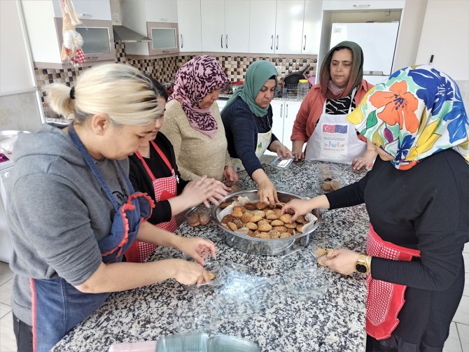 Osmaniye'de geleneksel bayram lezzeti kömbe, depremzedeler için pişiriliyor