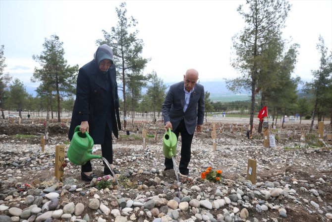 Bakan Kirişci, Kahramanmaraş'ta depremde ölenlerin cenazelerinin defnedildiği mezarlığı ziyaret etti: