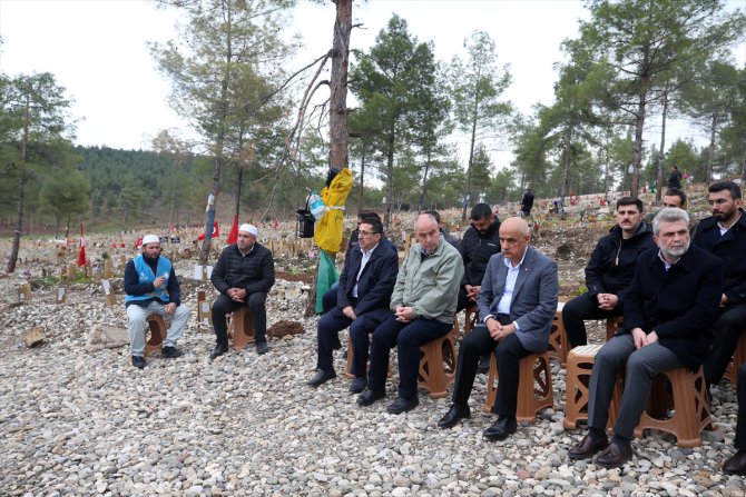 Bakan Kirişci, Kahramanmaraş'ta depremde ölenlerin cenazelerinin defnedildiği mezarlığı ziyaret etti: