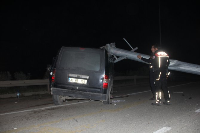 Damperi açılan kamyonun çarptığı EDS direği otomobilin üzerine devrildi, 3 kişi yaralandı