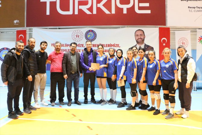 Depremzede işitme engelli iki voleybolcu, milli takım aday kadrosuna davet edildi