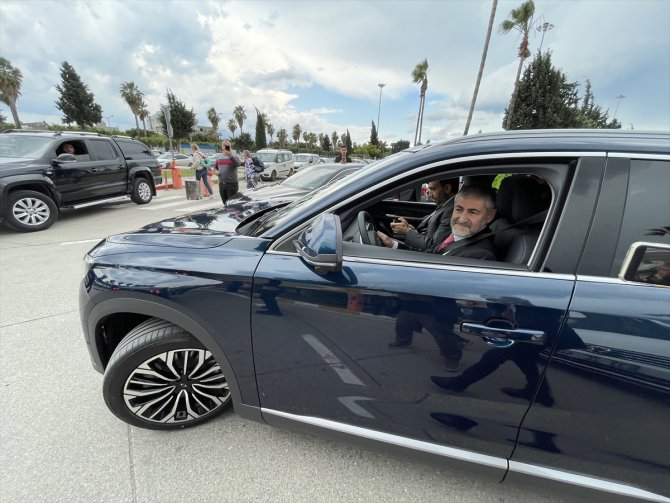 Hazine ve Maliye Bakanı Nebati, Togg'u kullanarak Adana'dan Mersin'e gitti