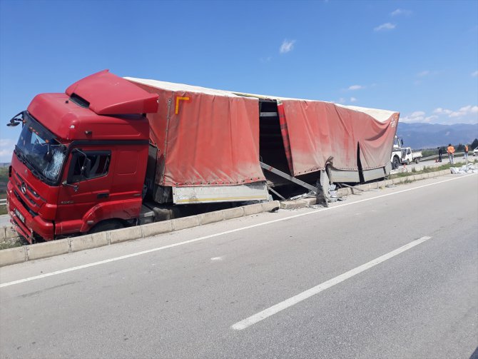 Amasya'da refüje çıkan tırın dorsesindeki çinko kalıpları yola savruldu