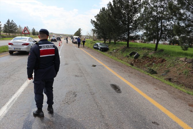 Diyarbakır'da şarampole devrilen otomobildeki 5 kişi yaralandı