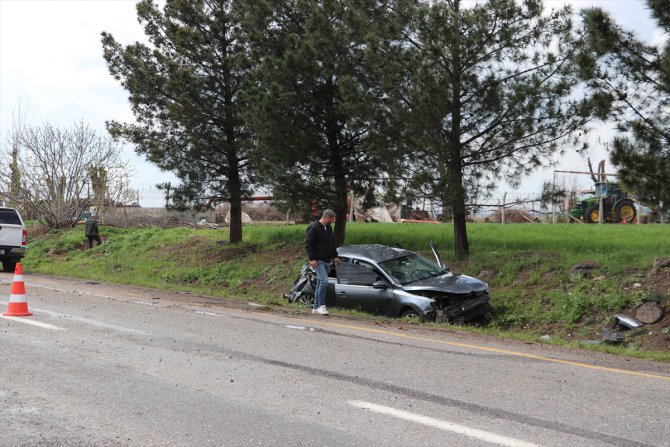 Diyarbakır'da şarampole devrilen otomobildeki 5 kişi yaralandı