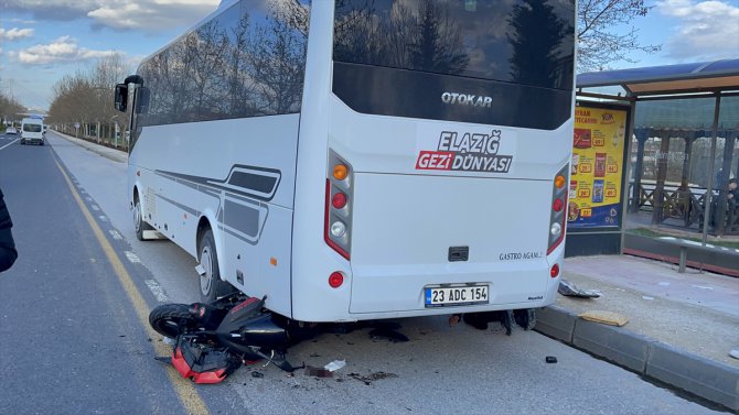 Elazığ'da midibüse arkadan çarpan motosikletteki 2 kişi ağır yaralandı