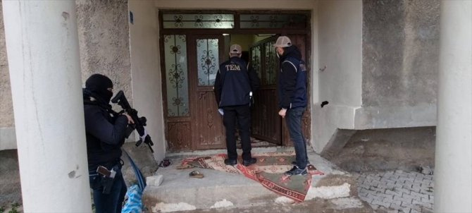 Hakkari'de polis araçlarına taş attıkları iddiasıyla 15 kişi gözaltına alındı