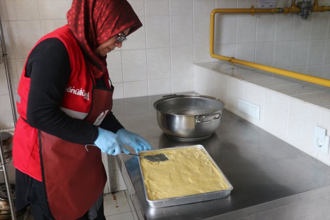 Bolu'da depremzede kadınlar yöresel bayram tatlısı yaptı