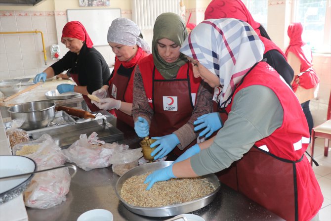 Bolu'da depremzede kadınlar yöresel bayram tatlısı yaptı