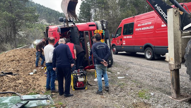 Bolu'da devrilen tırda sıkışan kişi itfaiye görevlilerince kurtarıldı