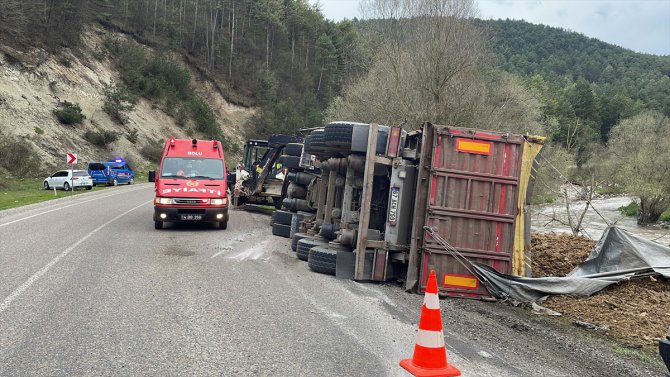 Bolu'da devrilen tırda sıkışan kişi itfaiye görevlilerince kurtarıldı