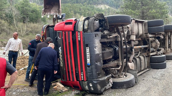 Bolu'da devrilen tırda sıkışan kişi itfaiye görevlilerince kurtarıldı