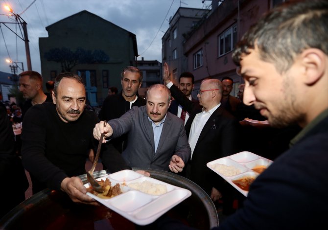 Sanayi ve Teknoloji Bakanı Mustafa Varank, Bursa'da mahalle iftarına katıldı: