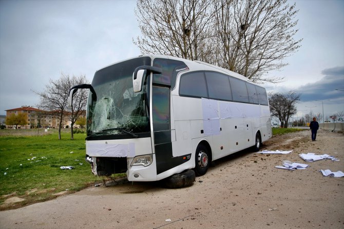 Eskişehir'de yolcu otobüsünün bariyere çarpması sonucu 17 kişi yaralandı