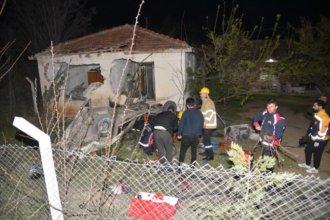 Kırıkkale'de yol kenarındaki eve çarpan otomobilin sürücüsü öldü