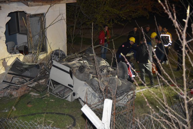 Kırıkkale'de yol kenarındaki eve çarpan otomobilin sürücüsü öldü