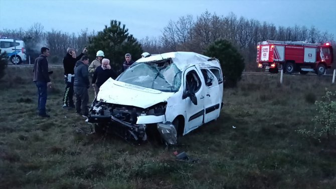 Tekirdağ'da devrilen hafif ticari araçtaki 7 kişi yaralandı