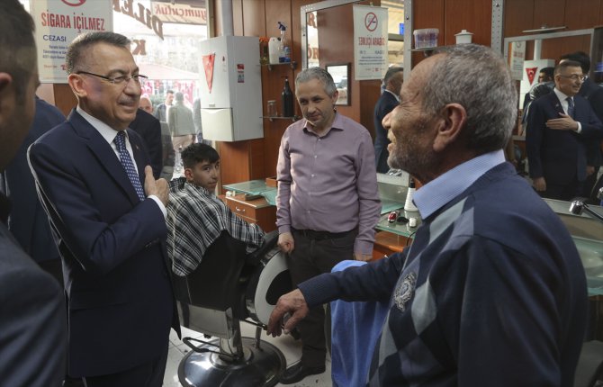 Cumhurbaşkanı Yardımcısı Oktay, Etimesgut'ta esnafı ve taksi durağını ziyaret etti