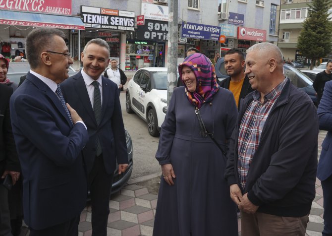 Cumhurbaşkanı Yardımcısı Oktay, Etimesgut'ta esnafı ve taksi durağını ziyaret etti