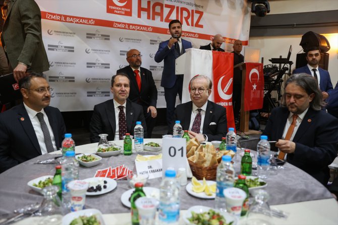 Yeniden Refah Partisi Genel Başkanı Erbakan, İzmir'deki iftar programında konuştu: