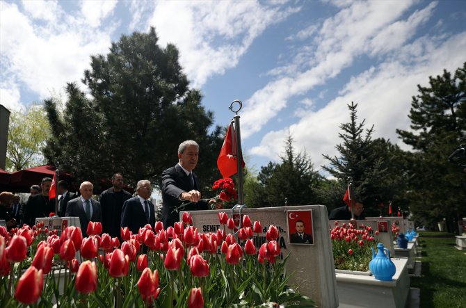 Milli Savunma Bakanı Akar'dan otobüs benzetmesiyle "terörle işbirliği" tepkisi: