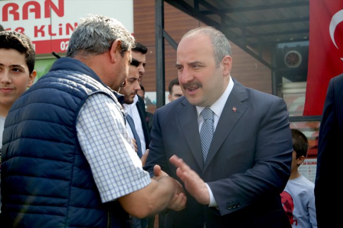 Sanayi ve Teknoloji Bakanı Varank, Bursa'da misafir edilen depremzedelerle bayramlaştı: