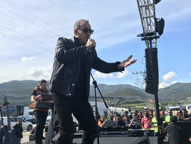 Sanatçı Haluk Levent, Nurdağı'nda depremzedelere konser verdi