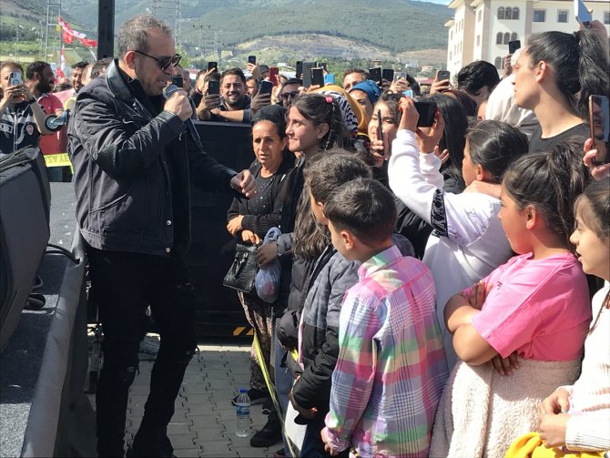 Sanatçı Haluk Levent, Nurdağı'nda depremzedelere konser verdi