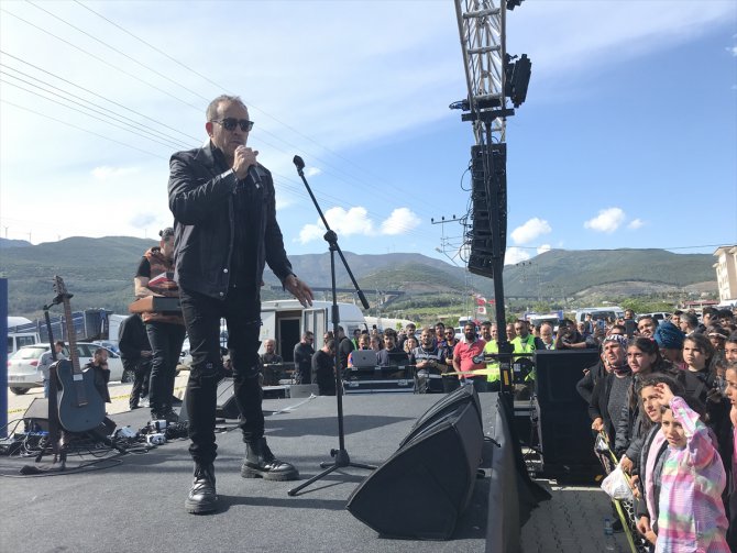 Sanatçı Haluk Levent, Nurdağı'nda depremzedelere konser verdi