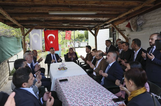 Cumhurbaşkanı Yardımcısı Oktay, şehit ailesine ve özel harekat polislerine bayram ziyaretinde bulundu