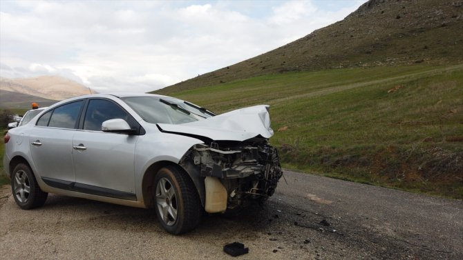 Adana'da iki otomobil çarpıştı, bir kişi öldü, 4 kişi yaralandı