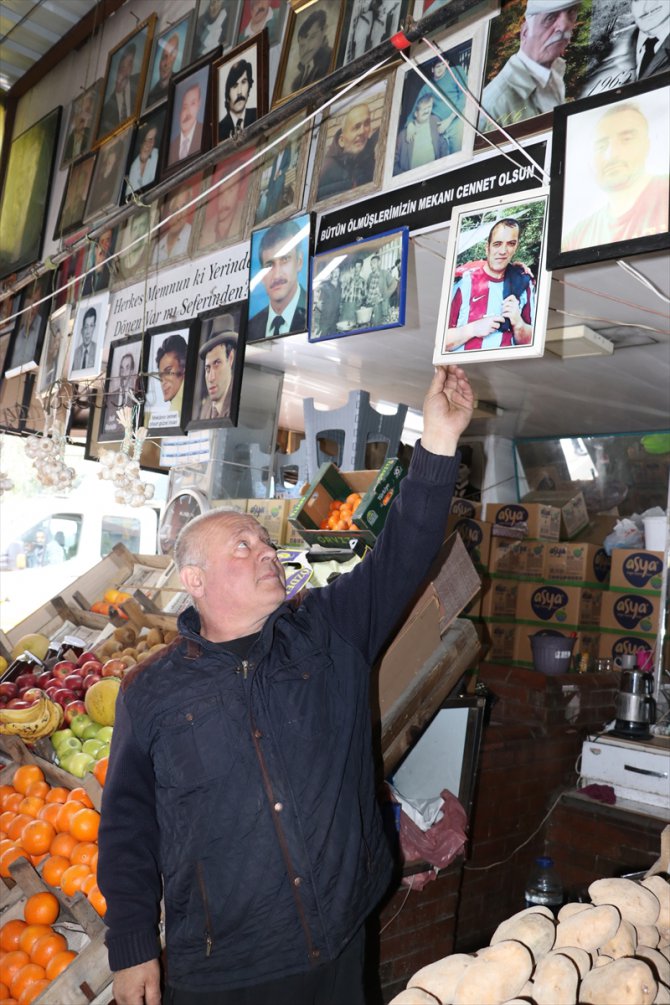 Kaybettiği sevdiklerinin hatıralarını dükkanına astığı fotoğraflarla yaşatıyor