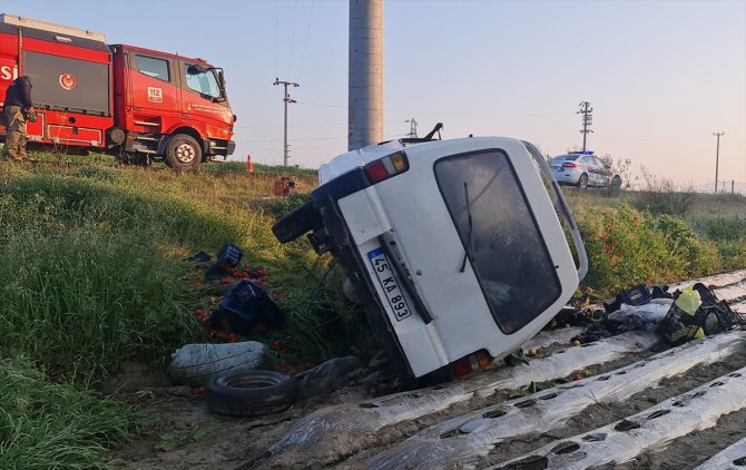 İzmir'de direğe çarpan minibüsteki karı koca öldü, 1 kişi yaralandı